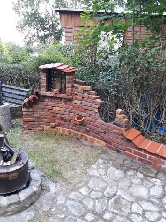 Применение кирпича для сооружения кострища на участке