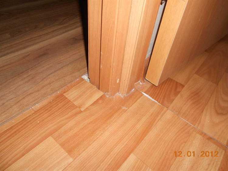 Как укладка ламината влияет на установку дверной коробки