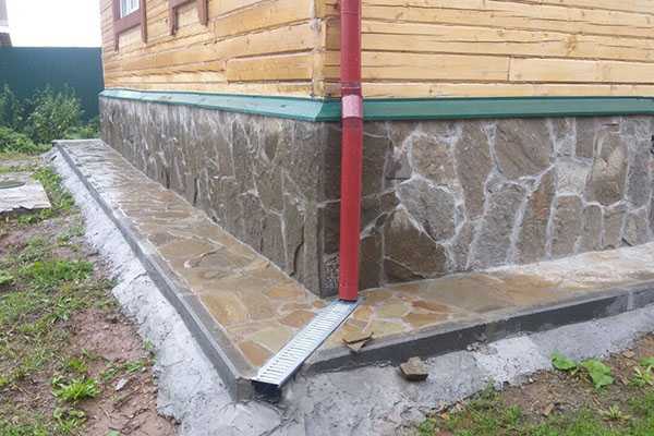 Как подготовить основание цоколя под облицовку при уже готовой отмостке