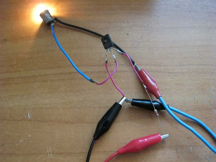 Как коллектор участвует в управлении током в биполярном транзисторе