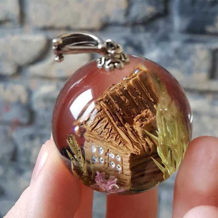 Как заливать смолу и размещать декоративные элементы