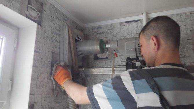 Использование гвоздя и молотка для создания отверстия в кирпичной кладке