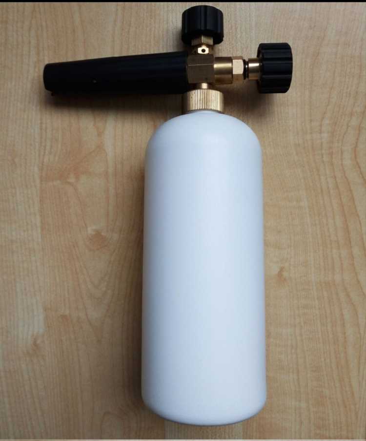 undefinedДавление</strong> влияет на силу распыления жидкости. Для пеногенератора рекомендуется выбирать опрыскиватель с возможностью регулировки давления, что позволит достичь нужной текстуры пены. Идеальным вариантом является модель с давлением от 3 до 5 бар. Это достаточно для эффективного распыления моющих средств и создания пены, не перегружая систему.»></p>
<p>Кроме того, учитывайте тип насадки, так как она должна соответствовать требованиям для создания пены. Специальные насадки для пеногенераторов имеют регулируемые форсунки, которые помогают контролировать густоту пены и площадь распыления.</p>
<h2>Необходимые детали для доработки опрыскивателя в пеногенератор</h2>
<p><img decoding=