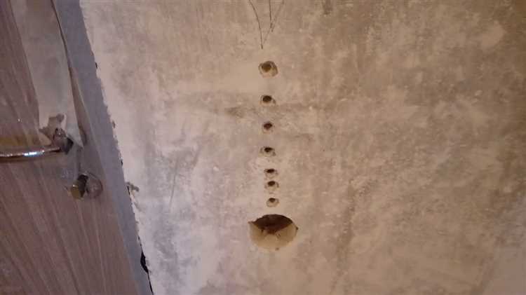 Удаление штукатурки и подготовка поверхности перед штроблением