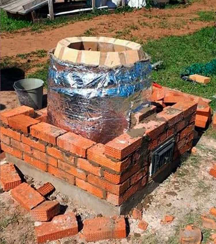 Кладка внутренней камеры тандыра из огнеупорного кирпича