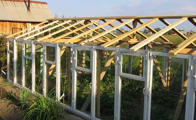 Как собрать каркас теплицы из старых оконных рам?