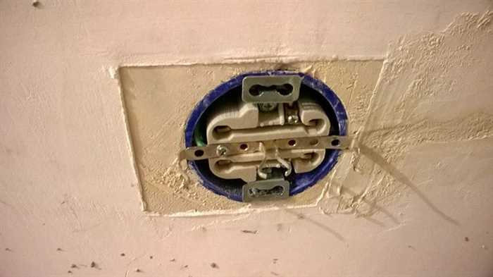 Как снимать розетки перед поклейкой обоев