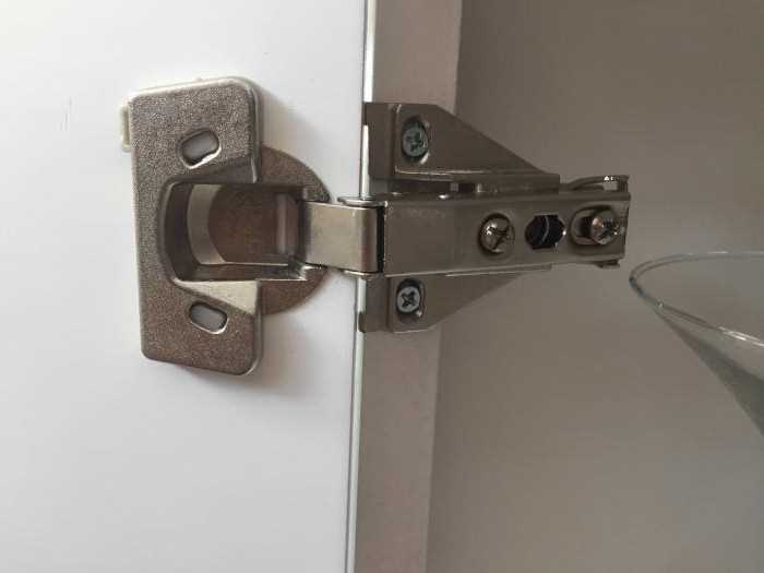 Как снять балконную дверь с петель