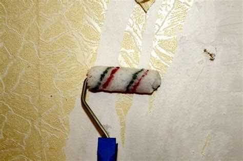 Использование парогенератора или влажной ткани для размягчения клея