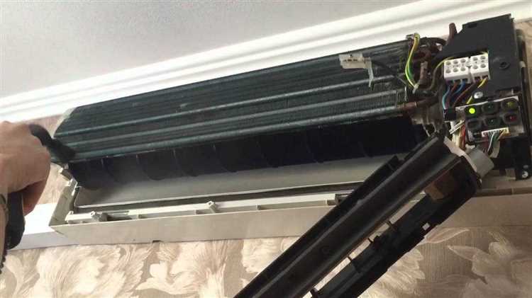 undefinedНалобный фонарь</strong> – обеспечивает подсветку внутренних элементов в узких и затемнённых участках, особенно при демонтаже вблизи стены или потолка. Позволяет контролировать усилие при снятии, исключая поломки защёлок.»></p>
<p><strong>Маркер и малярный скотч</strong> – для временной маркировки положения винтов и панелей. После установки крышки на место это ускоряет сборку и предотвращает ошибки при повторной установке.</p>
<p><strong>Перчатки с прорезиненными вставками</strong> – снижают риск выскальзывания инструмента, а также защищают от случайных порезов при контакте с острыми краями корпуса.</p>
<h2>Где находятся крепёжные элементы на крышке кондиционера Ballu</h2>
<p><img decoding=