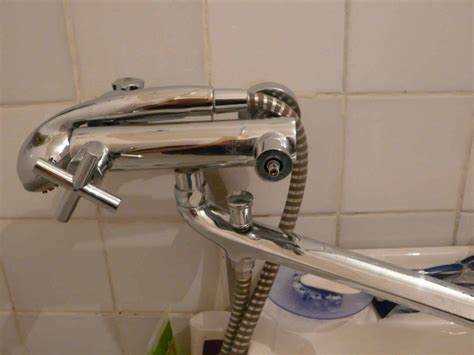 Поиск фиксирующего винта на ручке смесителя