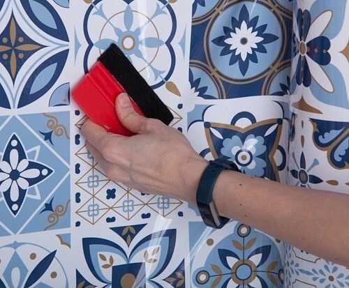 Как снять самоклеющуюся пленку со стекла