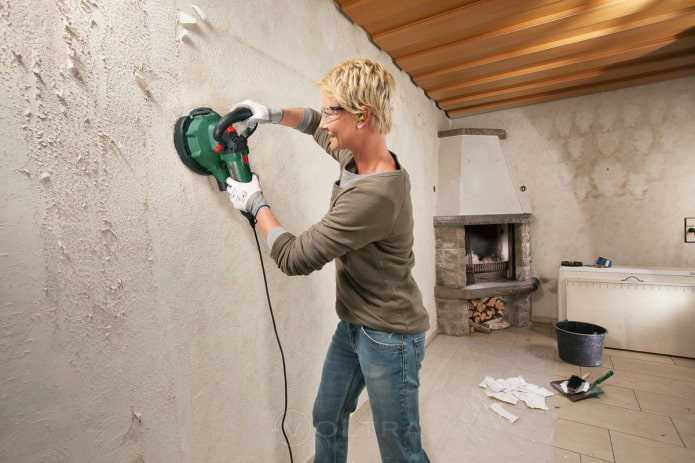 undefinedУглошлифовальная машина (болгарка)</strong> с насадкой в виде металлической щетки или шлифовального круга подходит для толстых слоёв масляной и акриловой краски. При работе важно контролировать давление на поверхность, чтобы не повредить кирпичную кладку или не создать неровности на бетоне. Для повышения эффективности используют абразивные диски зернистостью от 40 до 80.»></p>
<p><strong>Перфоратор с плоским зубилом</strong> применяется для снятия краски с неровных поверхностей и участков со слабой адгезией. Этот метод особенно полезен при удалении старой известковой краски с рыхлого кирпича. Работать следует на малых оборотах, чтобы не разрушить кладку.</p>
<p><strong>Ручной скребок и шпатель</strong> эффективны при частичном удалении краски в труднодоступных местах. При этом рекомендуется предварительно увлажнить поверхность, чтобы смягчить сцепление краски с основанием.</p>
<p><strong>Металлическая щетка</strong> на дрели ускоряет процесс на ровных участках, но не удаляет краску в углублениях и между швами. Для повышения эффективности можно комбинировать с термообработкой, предварительно нагревая краску строительным феном до 300–400 °C.</p>
<p><em>Перед началом работ необходимо использовать средства защиты: респиратор, очки и перчатки. Пыль и мелкие частицы краски могут содержать токсичные компоненты, особенно при удалении старых покрытий на основе свинца.</em></p>
<h2>Применение строительного фена для снятия краски с деревянных поверхностей</h2>
<p><img decoding=