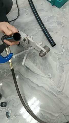 ПНД трубы изготавливаются из полиэтилена низкого давления и отличаются высокой гибкостью, но при этом имеют ограничение на минимальный радиус изгиба. Прямой угол (90 градусов) – одна из самых сложных форм для гибки без использования дополнительных фитингов. Неправильный подход приводит к заломам, сужению внутреннего прохода и снижению прочности участка.