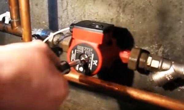 Когда нужно стравливать воздух из насоса – признаки и частота