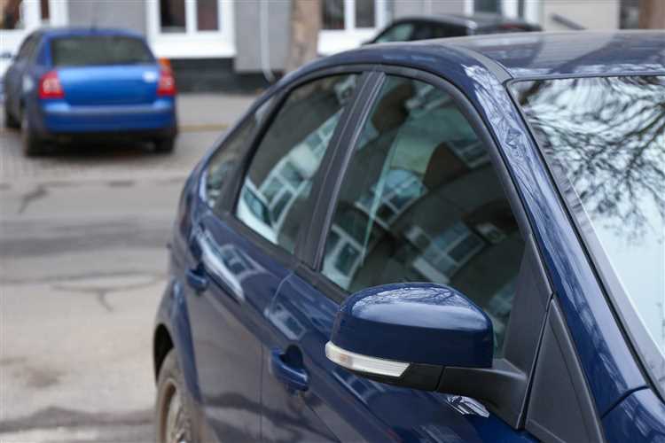 Использование фена для размягчения клеевого слоя