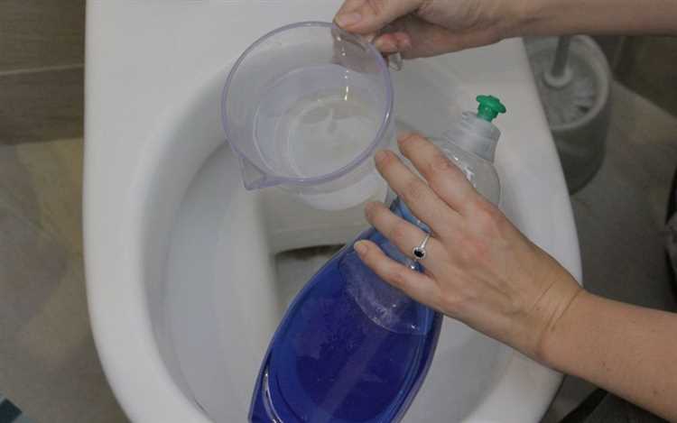 Как убрать воду из унитаза чтобы почистить