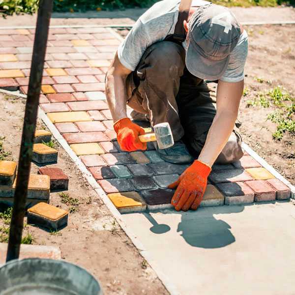 Выбор клея и инструментов для монтажа плитки сверху вниз