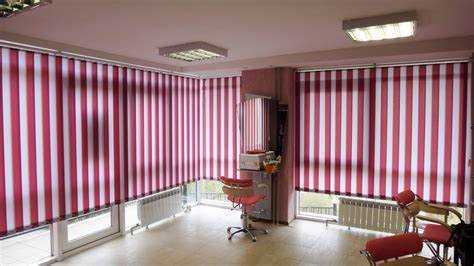 Безопасное снятие ламелей с карниза перед обрезкой