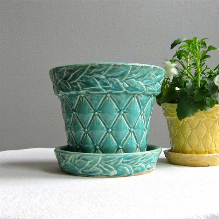 Превращение старого горшка в стильный элемент интерьера с помощью тесьмы и лент
