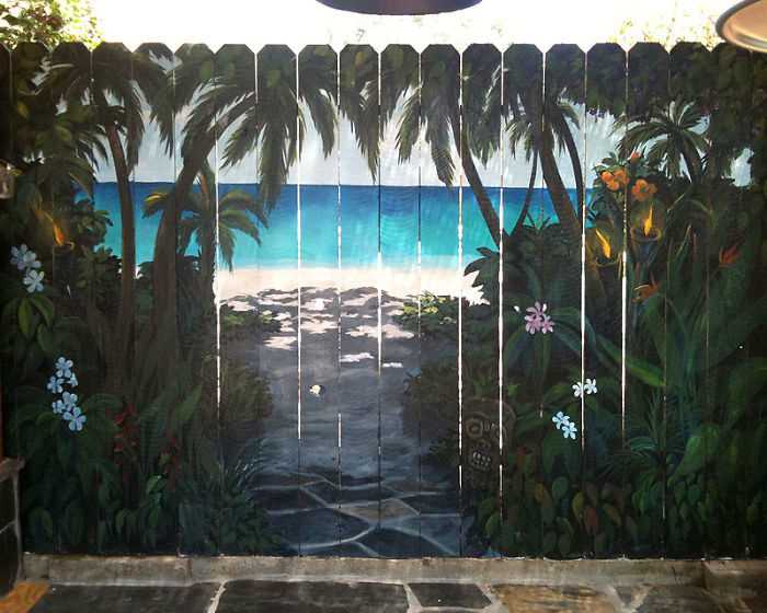 Как украсить старый забор на даче