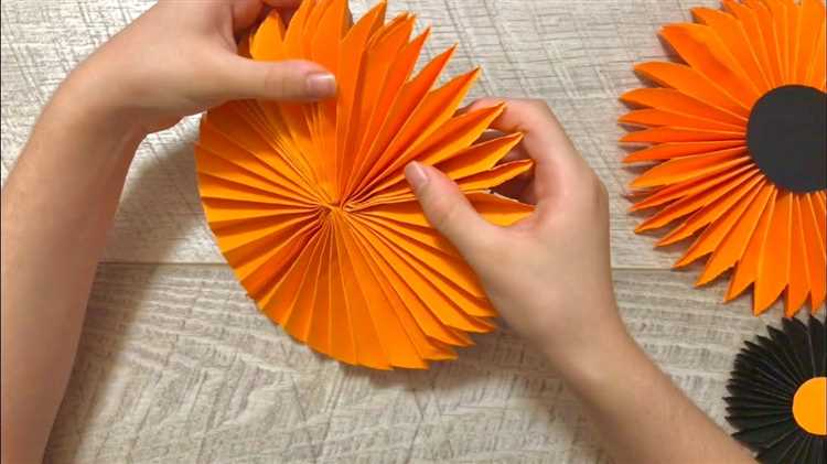 Использование ткани и лент для декоративных панно на стене