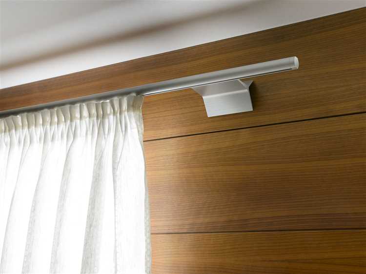 Установка дополнительных кронштейнов по всей длине карниза