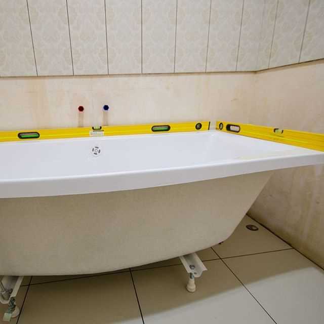 Проверка плотности прилегания к ванне и полу