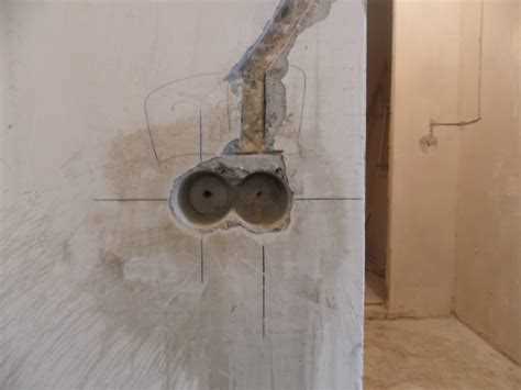 Как установить подрозетник в бетонную стену