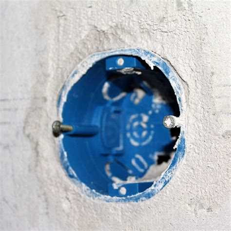 Фиксация подрозетника в бетонной стене