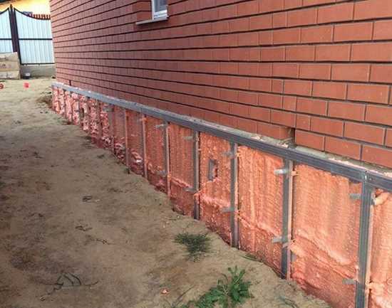 Монтаж утеплителя на ленточный фундамент