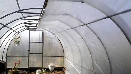 Утепление грунта внутри теплицы: методы и материалы