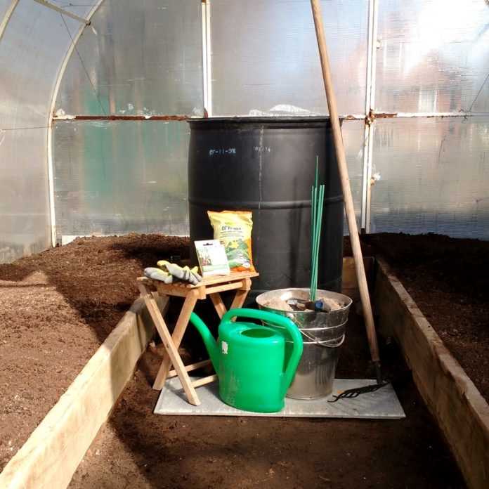 Монтаж дополнительного слоя плёнки внутри теплицы