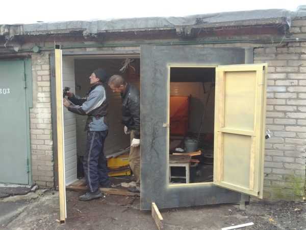 Монтаж пароизоляции для предотвращения влаги внутри ворот