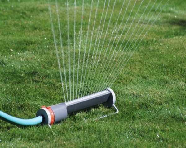 Как увеличить давление воды на даче для полива газона