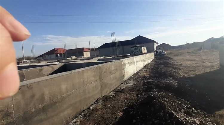 Высота фундамента при строительстве на склоне или неровном участке