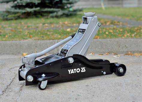 Механические домкраты: случаи применения при ремонте деревянных домов