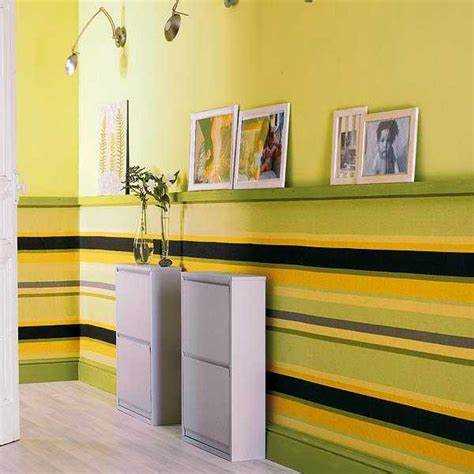 Выбор однотонных или узорчатых обоев для маленькой прихожей