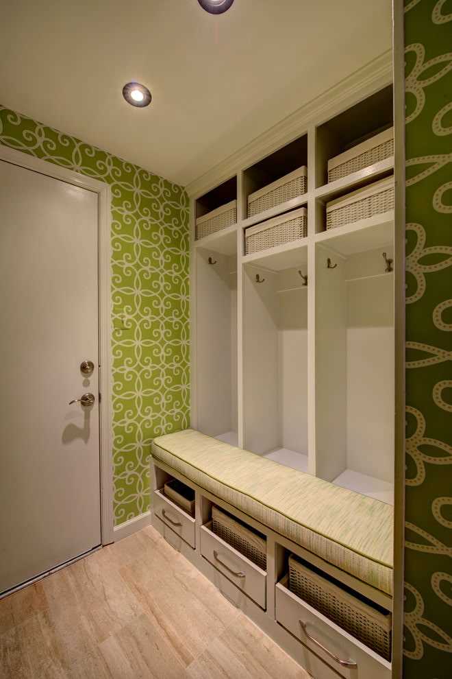 Темные цвета в маленькой прихожей: когда их можно применять