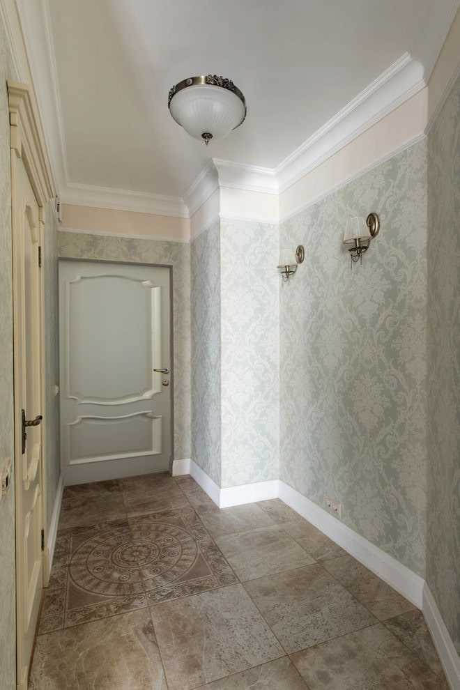 Роль фактуры обоев в создании глубины и уюта в узком коридоре