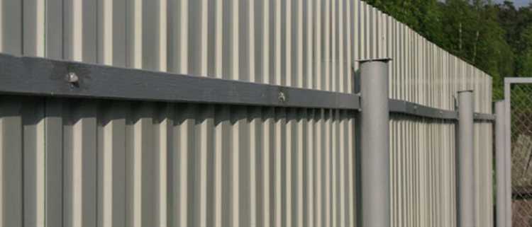 Выбор саморезов для забора из профнастила: особенности и рекомендации