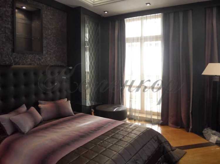 Как сочетать шторы с мебелью и аксессуарами при темно серых обоях