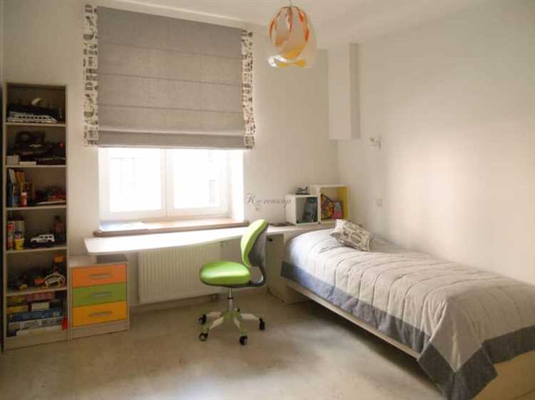 Какие карнизы и крепления подходят к светлым стенам