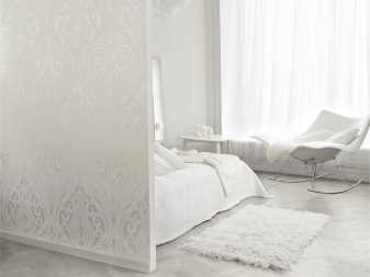 Чем дополнить шторы для создания акцента на фоне белых обоев