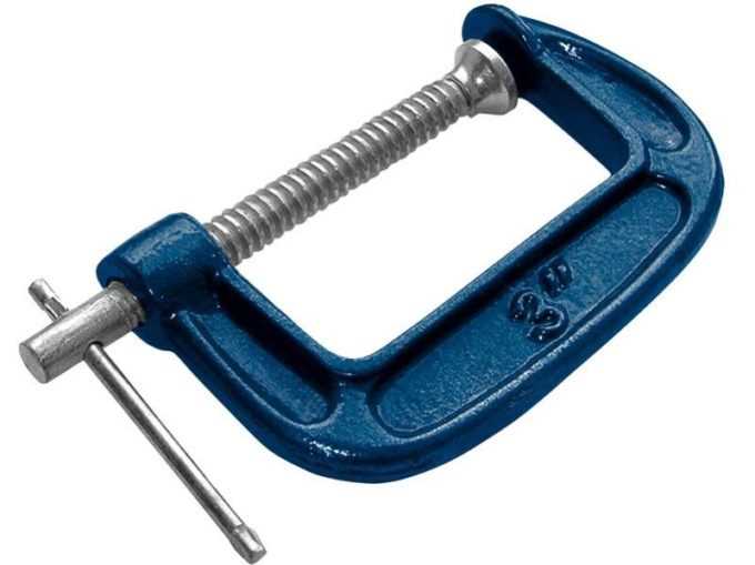 Клинья‑струбцины (sash‑clamp wedges) полезны при серийной склейке узких ламелей: пара клиньев на каждые 200 мм длины обеспечивает быстрое давление без винта. Однако контролировать крутящий момент сложно, поэтому их используют только для мягкой древесины хвойных пород, где требуется 0,2–0,5 Н/мм².