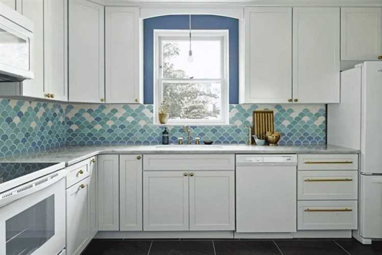 Какие материалы фартука лучше сочетаются с белыми фасадами