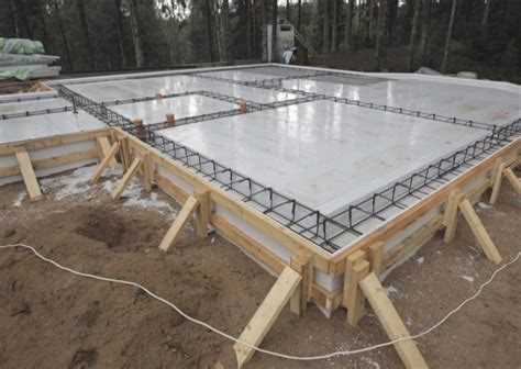 Как толщина плиты зависит от типа грунта на участке