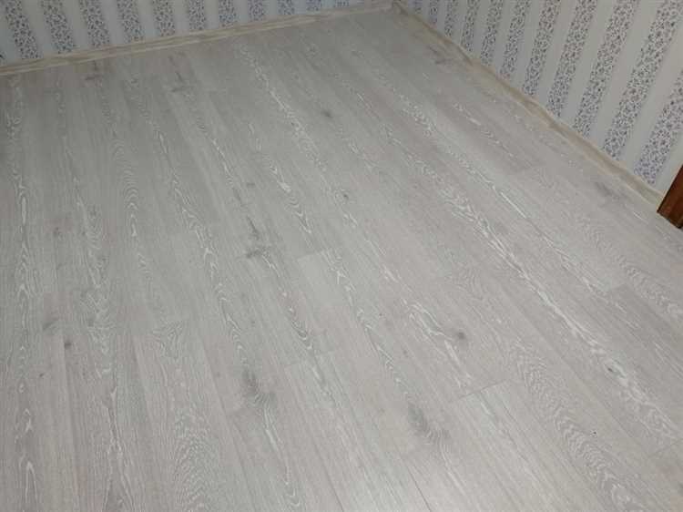 Как освещение влияет на восприятие цвета ламината