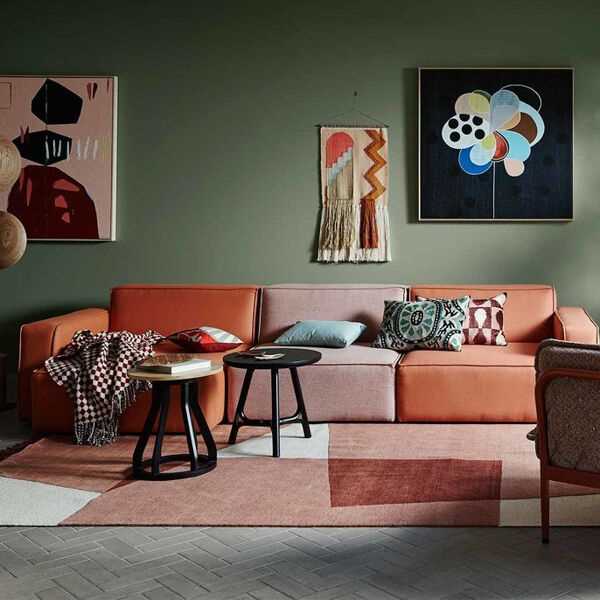 Все три тёмных оттенка усиливают солидность оливкового, но требуют точного баланса. Оптимальное соотношение – не более 40% тёмного цвета в помещении при преобладании оливкового. Допустимо введение светло-бежевых или серо-песочных акцентов для сглаживания контрастов.