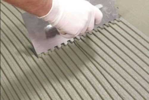 Куда наносить плиточный клей на плитку или на стену